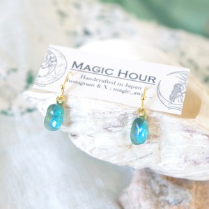 Mermaid Teardrops │ 揺れる小さなシーグラスのイヤリング／ピアス〈ゴールド〉