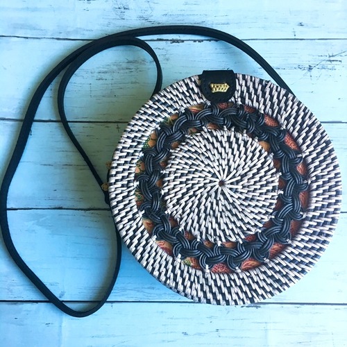 【バリ直輸入】ラウンド ショルダーバッグ(白黒×編込み)/丸型カゴバッグ/ストローbag/リゾートバッグ