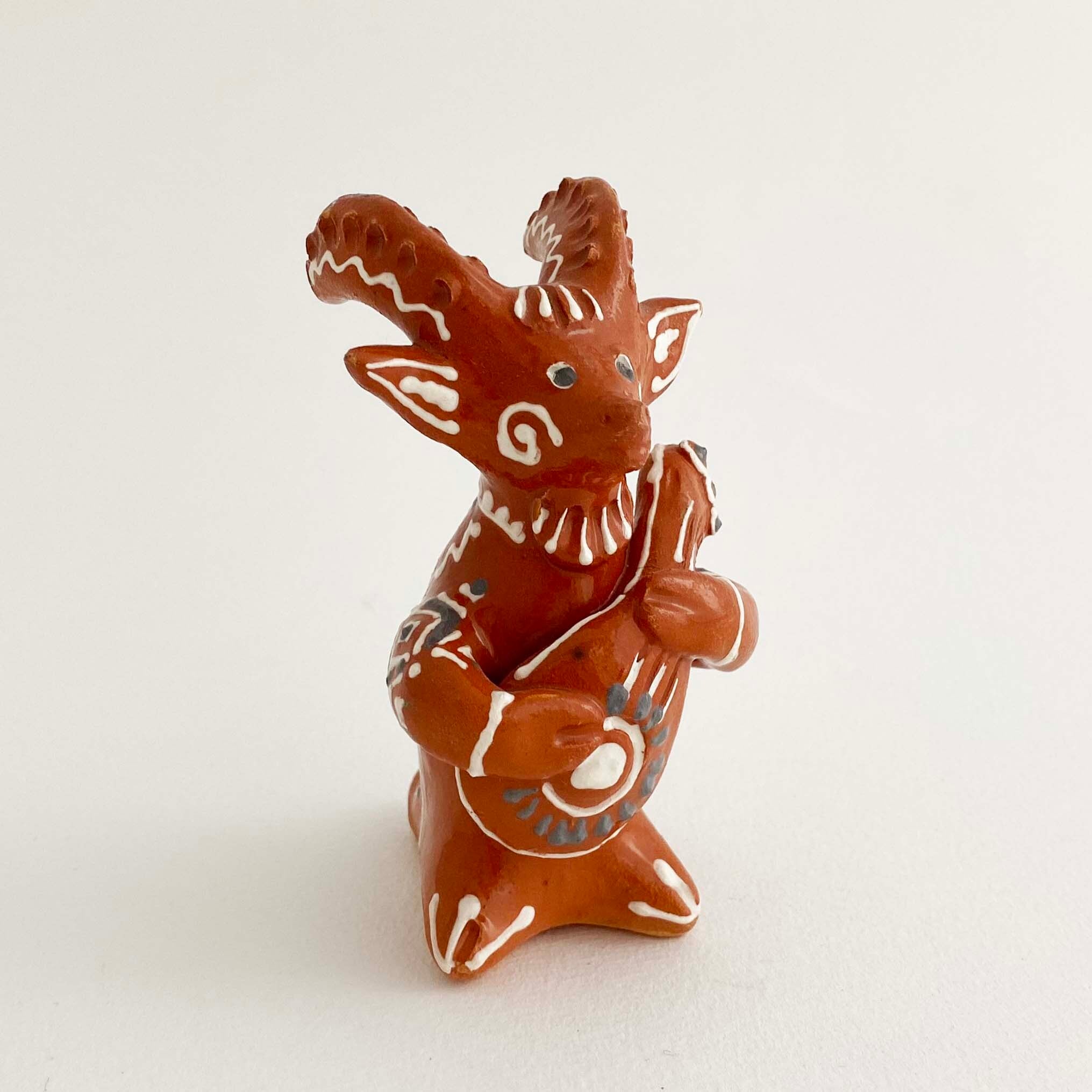 ウクライナ産  オピシュニャ土人形（音楽家のヤギ）