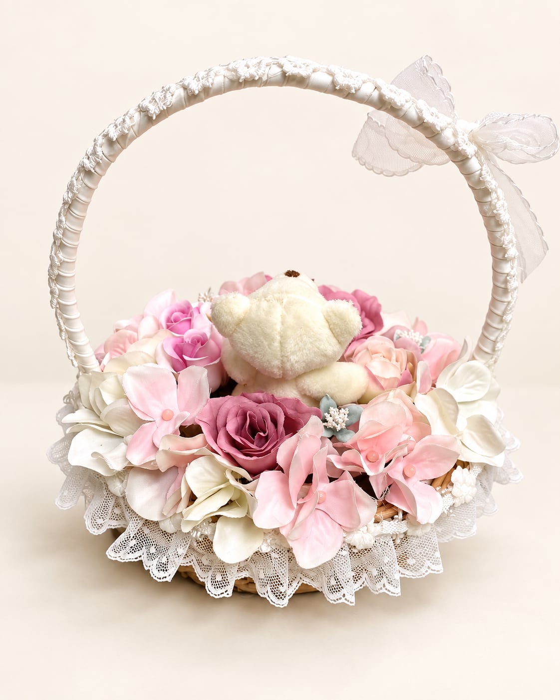 フラワーアレンジ｜うちの子と楽しむミニベアの花かご【AR-013】｜パステルフラワーアレンジ｜大人可愛いインテリア｜アーティフィシャルフラワー｜ギフト｜ミニベア｜横15㎝ 高さ約18cm