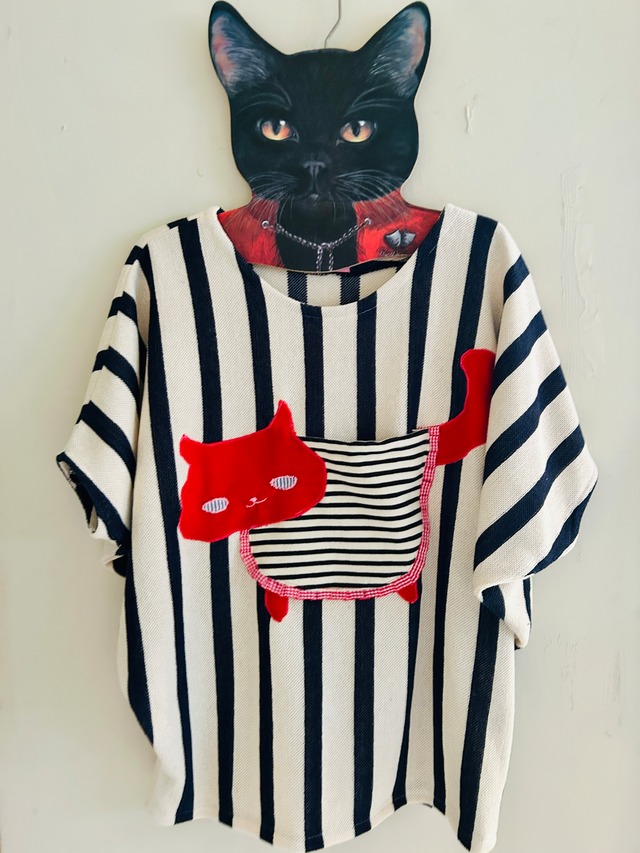 ボーダーポケットの赤いネコ 着るドール Tシャツ ドルマンスリーブ フリーサイズ