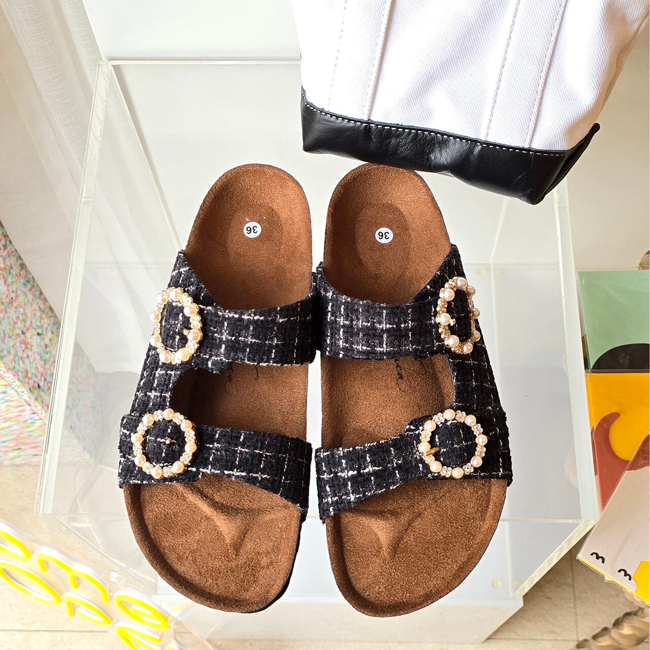 ツイードとビジューのサンダル 黒