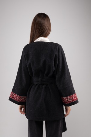 ウクライナ産プレミアムウール100%セミロングコート（黒）平行縫い　手刺繍