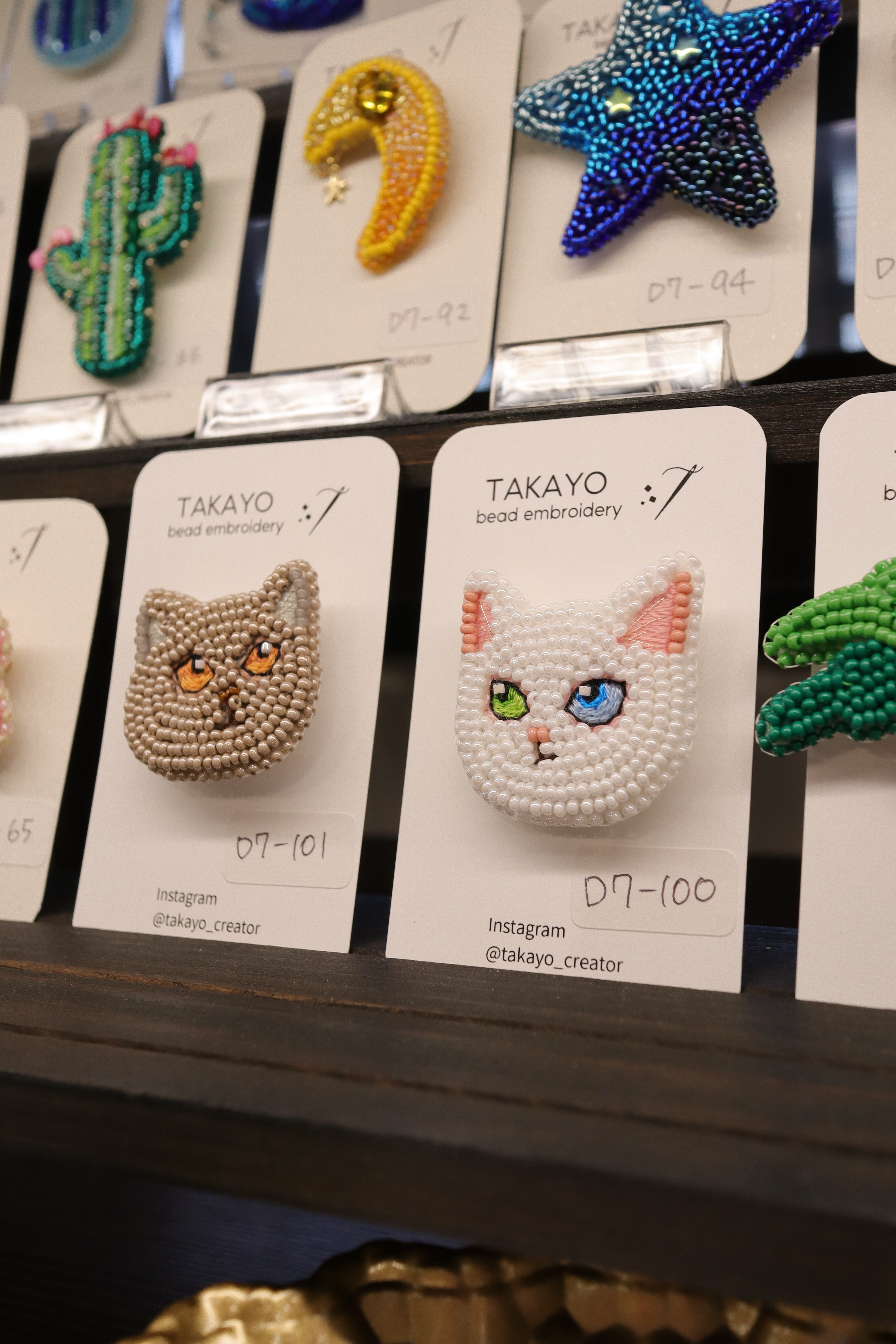 TAKAYO】オッドアイの白猫のビーズ刺繍ブローチ D7-100 | 幸多箱 本店