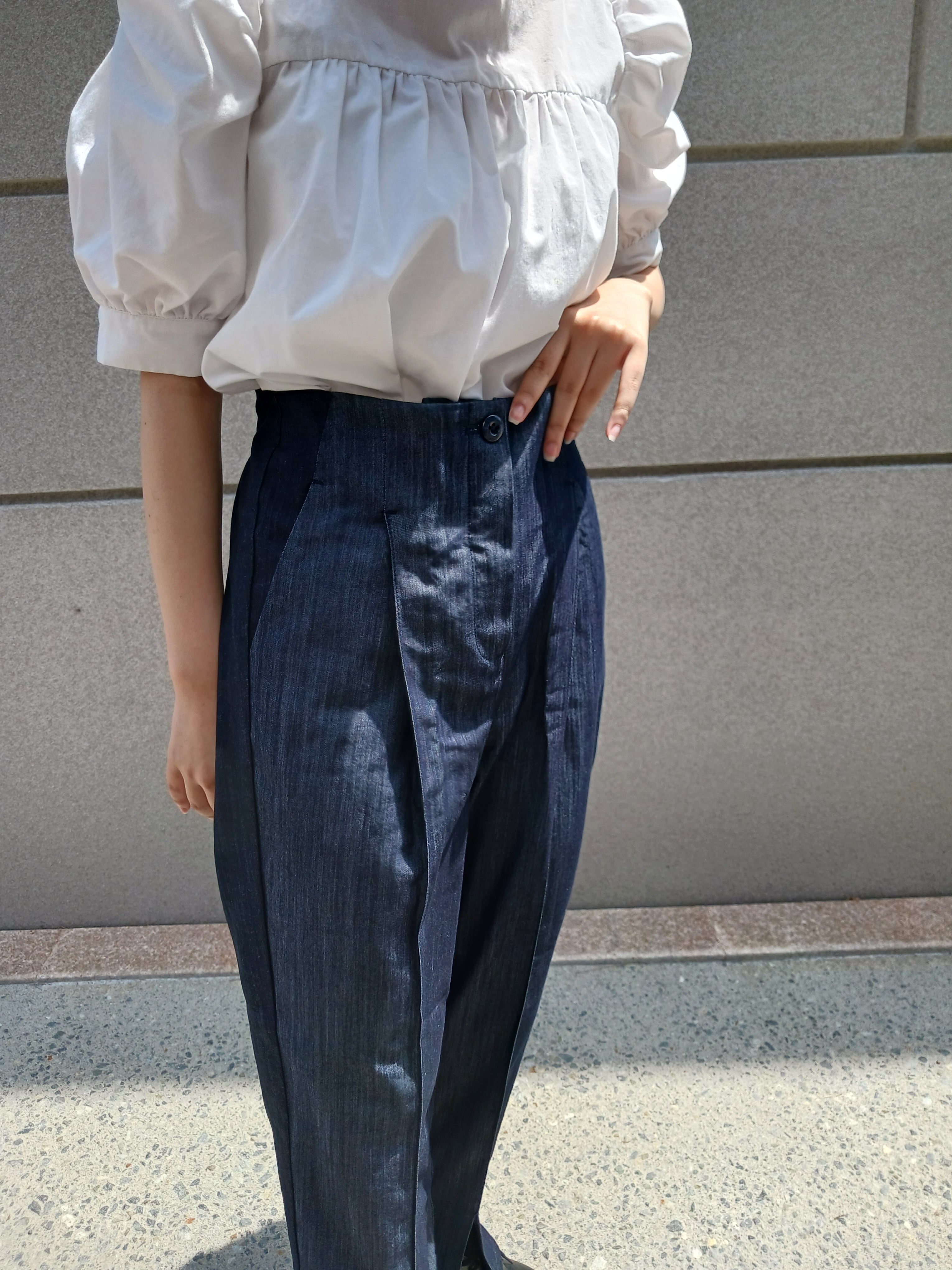 シルクデニム】スリットヘムピンタックパンツ | 青木被服 公式