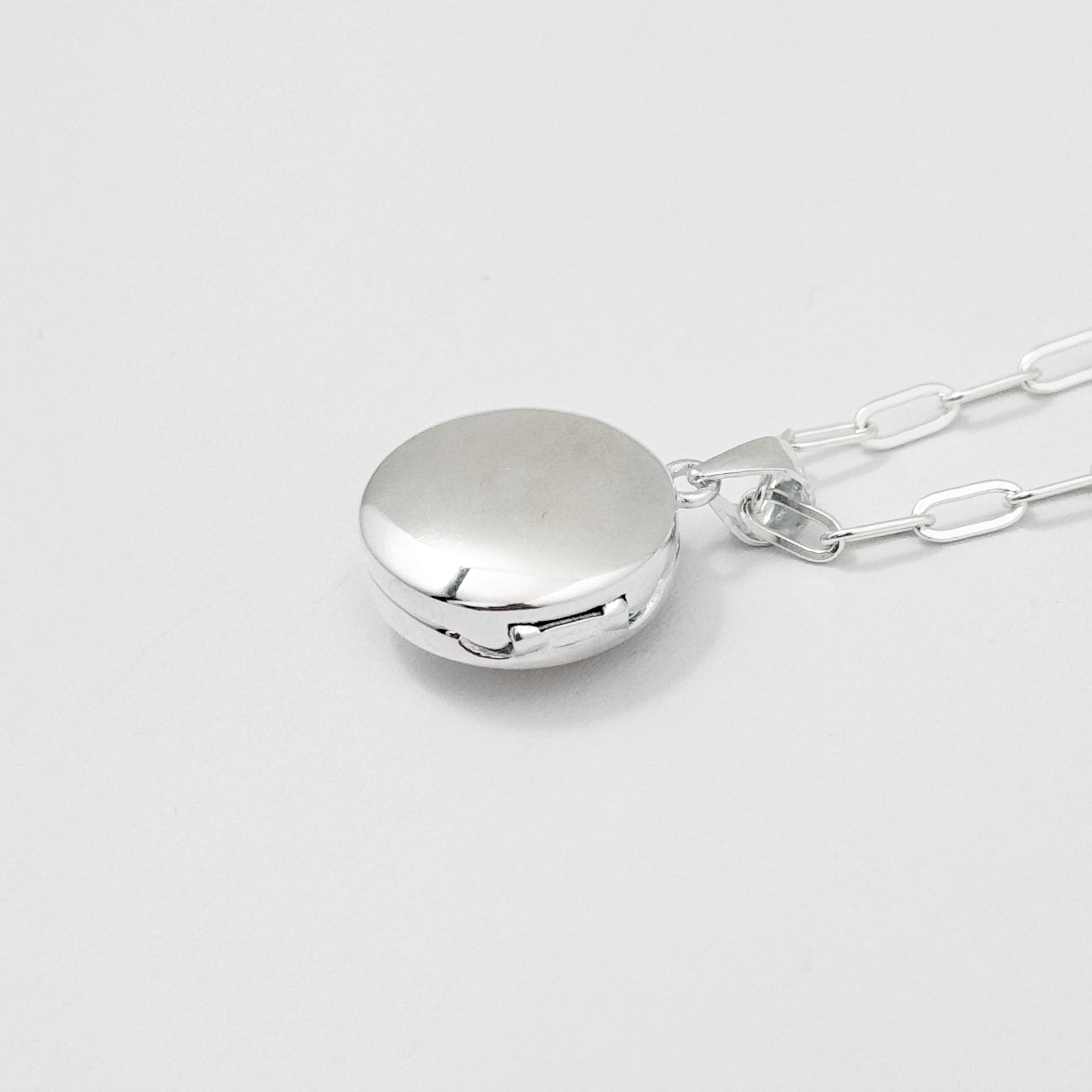 ラウンド クロス ロケット ペンダント ネックレス （チェーン