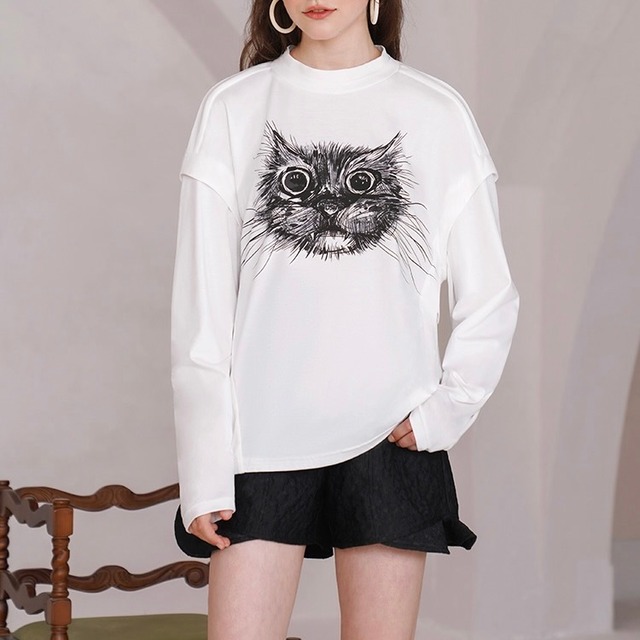 見つめる黒猫　いつだって見てるにゃんTシャツ　M23578