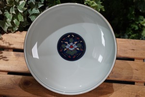 瑠璃に咲く四季文　有田・末峰窯 金彩染錦の浅鉢（盛鉢）