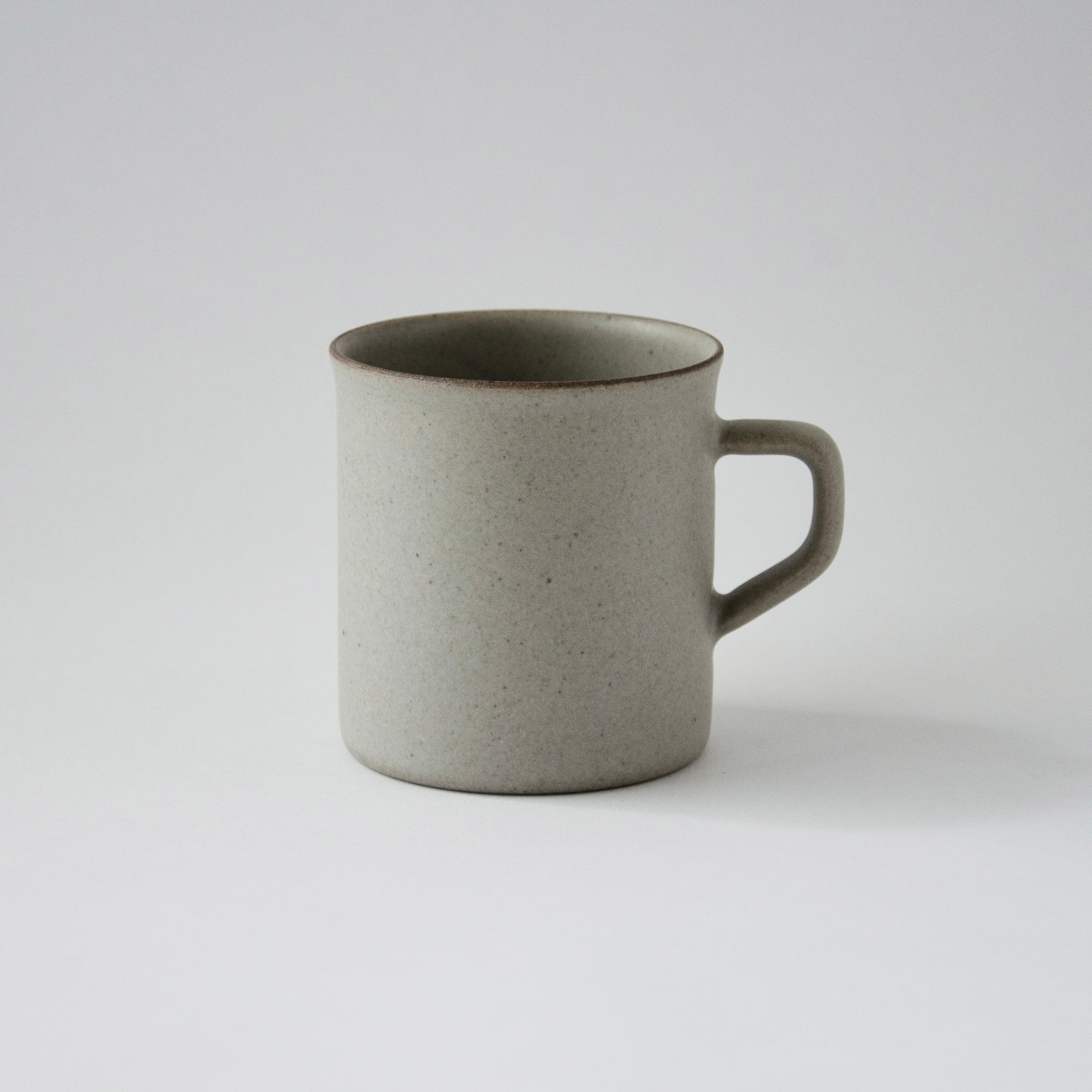 堅田貴治 Mug（灰） | まちのシューレ963 STORE