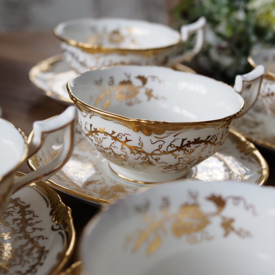 英国コウルドン 白磁と金彩が織りなす気品 キングスプレート カップ