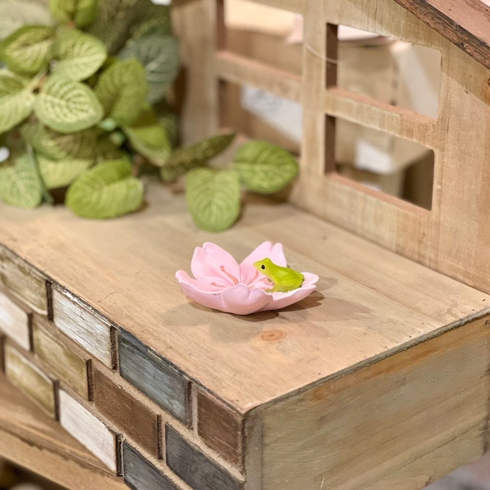 桜の花びら 蛙 カエル かえる ミニチュアアニマル 小さな動物の
