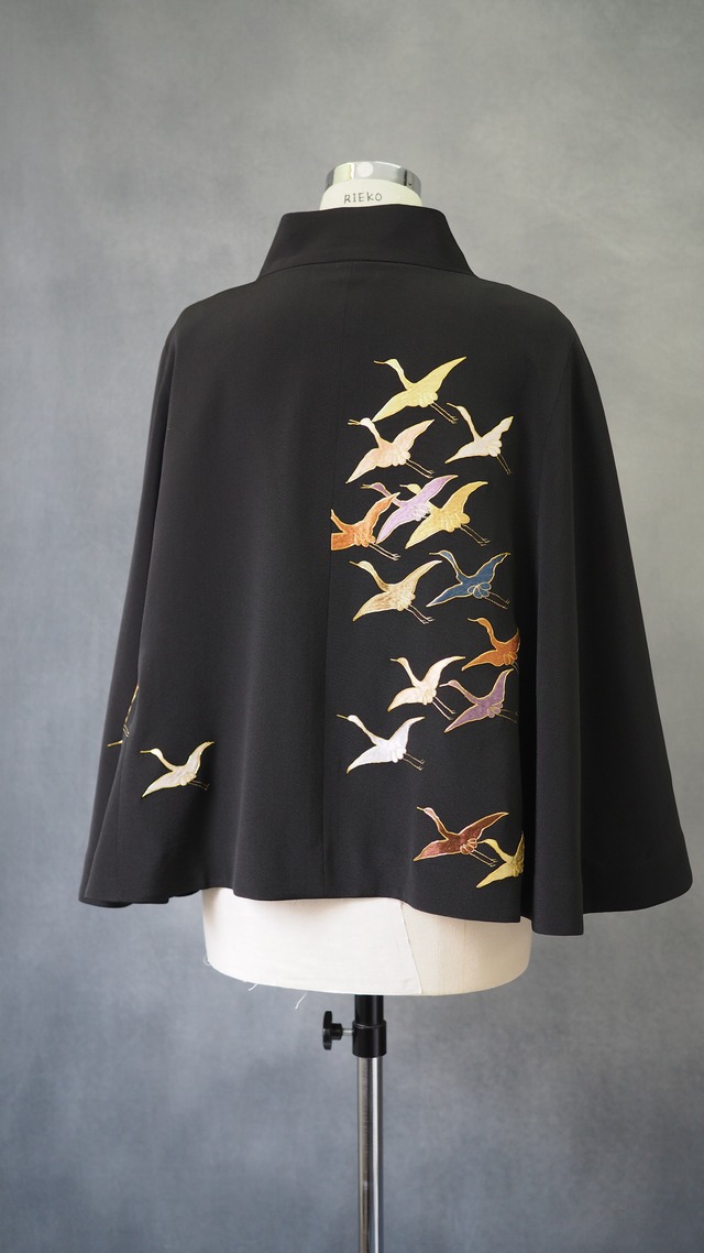 Regenerated Kimono Cape jacket – Handcrafted in Japan/ EMBROIDERED CRANE FLIGHT　着物リメイクのケープジャケット｜日本のヴィンテージシルクを再生した一点物/刺繍の鶴が舞う