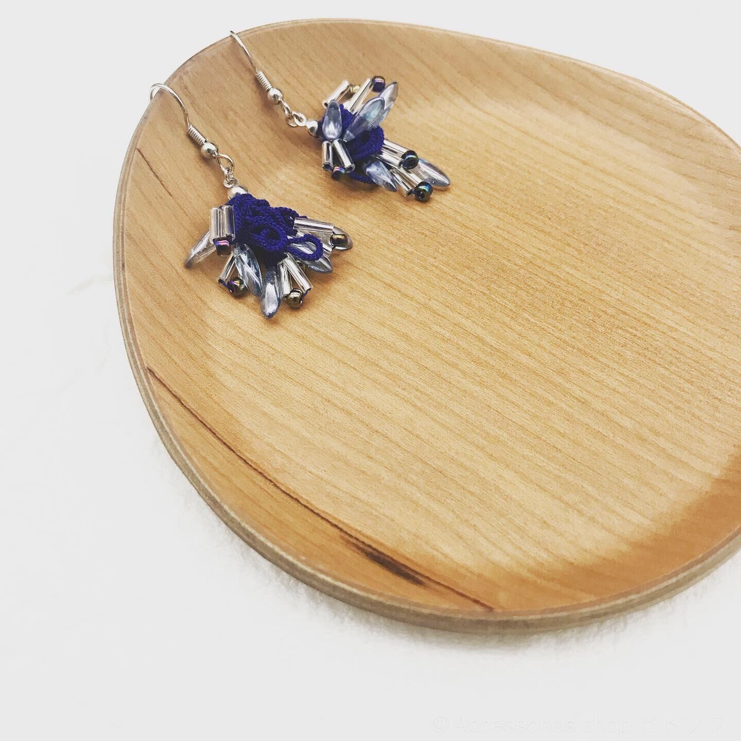 0172:ロイヤルブルーレースとチェコガラスのフックピアス