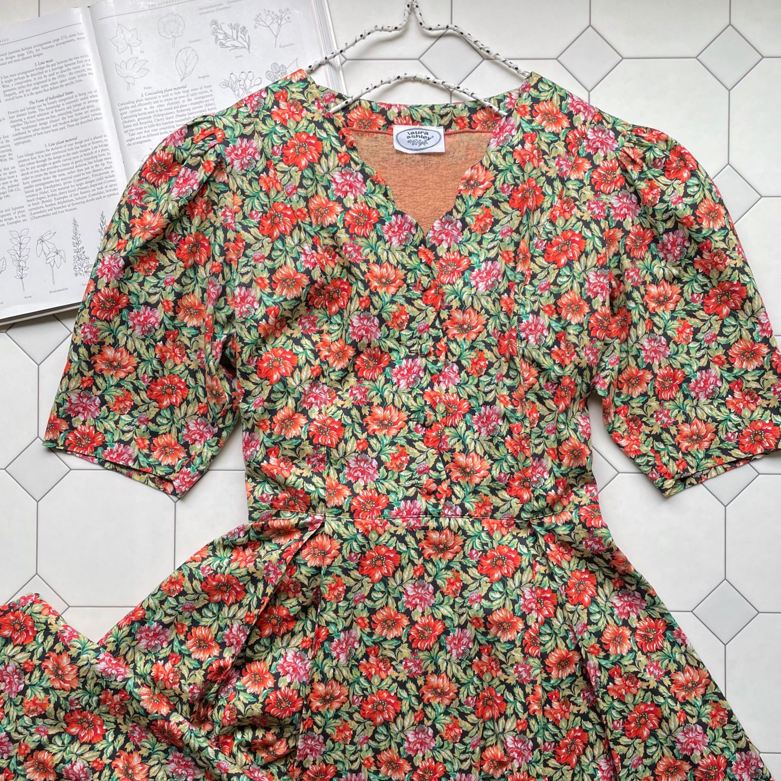 Laura Ashley scalloped floral dress〈レトロ古着 ローラアシュレイ ...