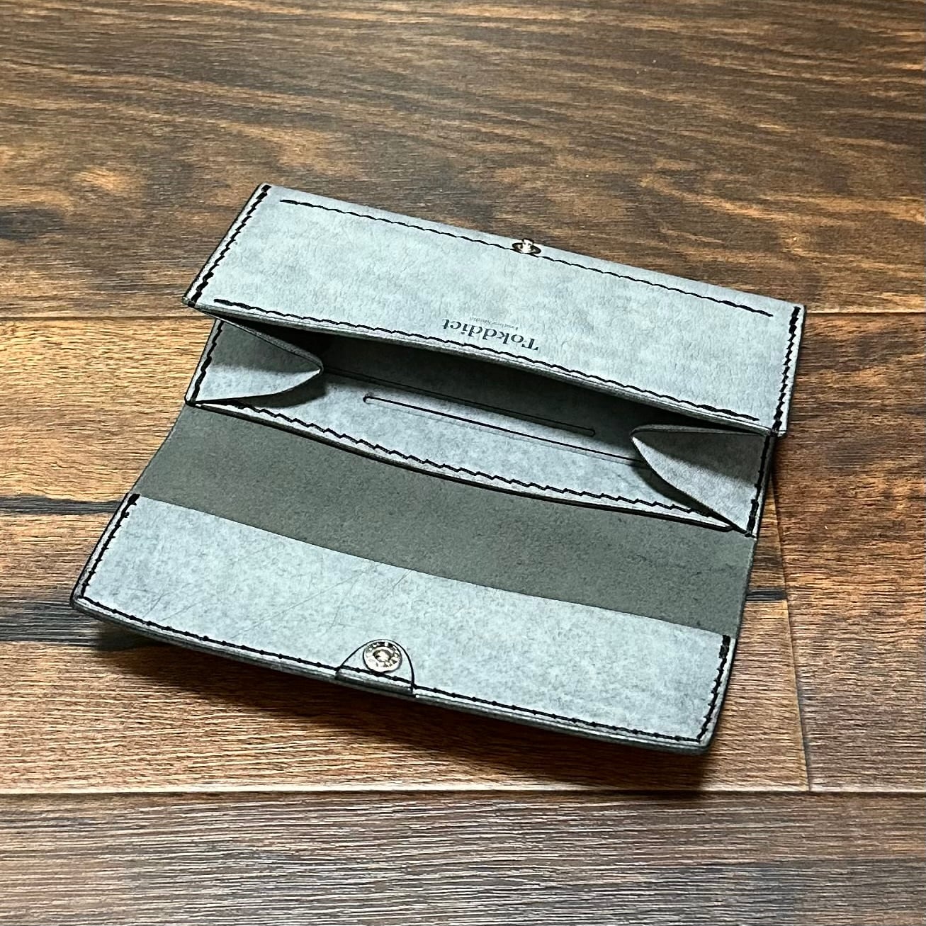 ブラックです】ほぼ1万円札サイズの中身にアクセスしやすい薄めの長