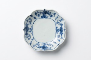 四稜小皿 牡丹唐草／アリタポーセリンラボ