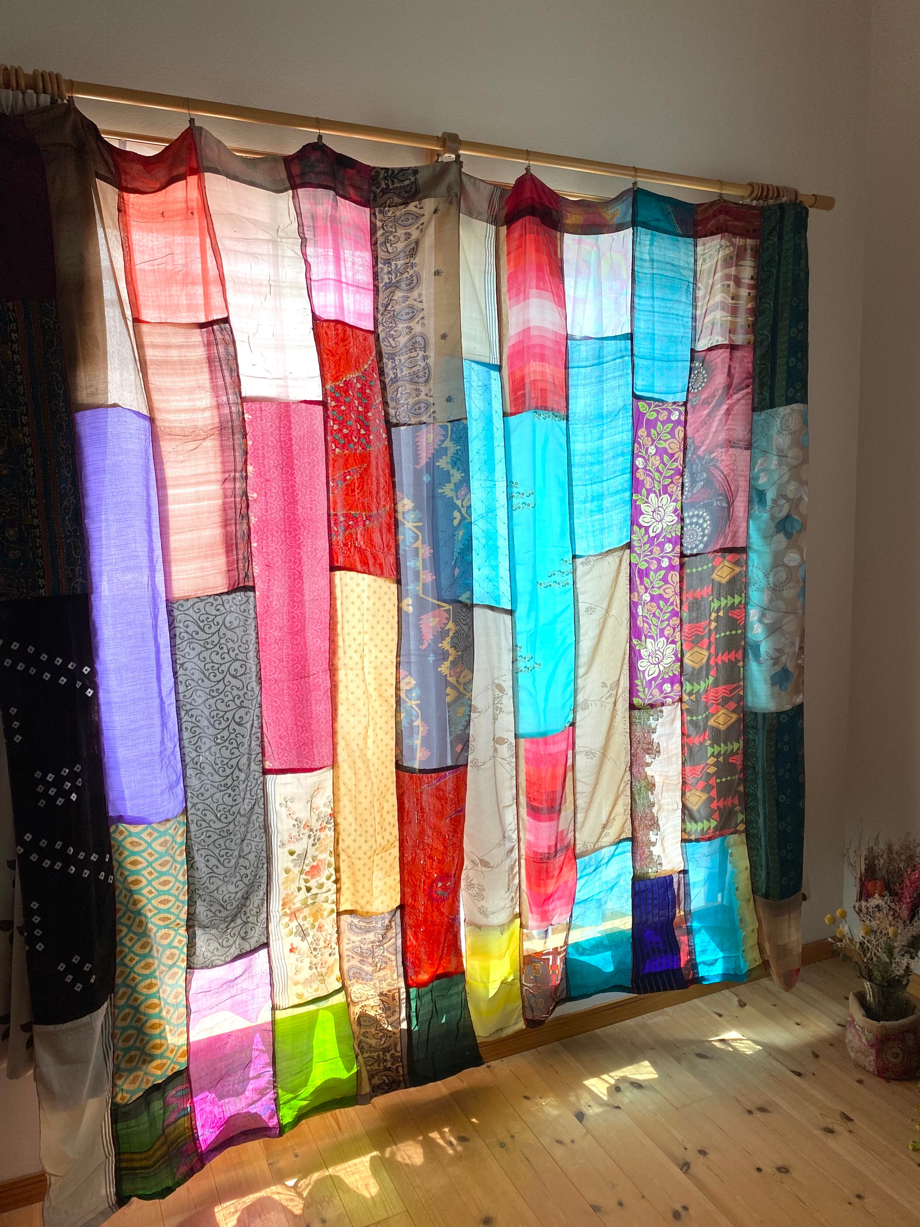 インド直輸入！ シルクサリー パッチワークカーテン 2枚セット インド直輸入 ビンテージサリー パッチワーク カーテンの通販 by