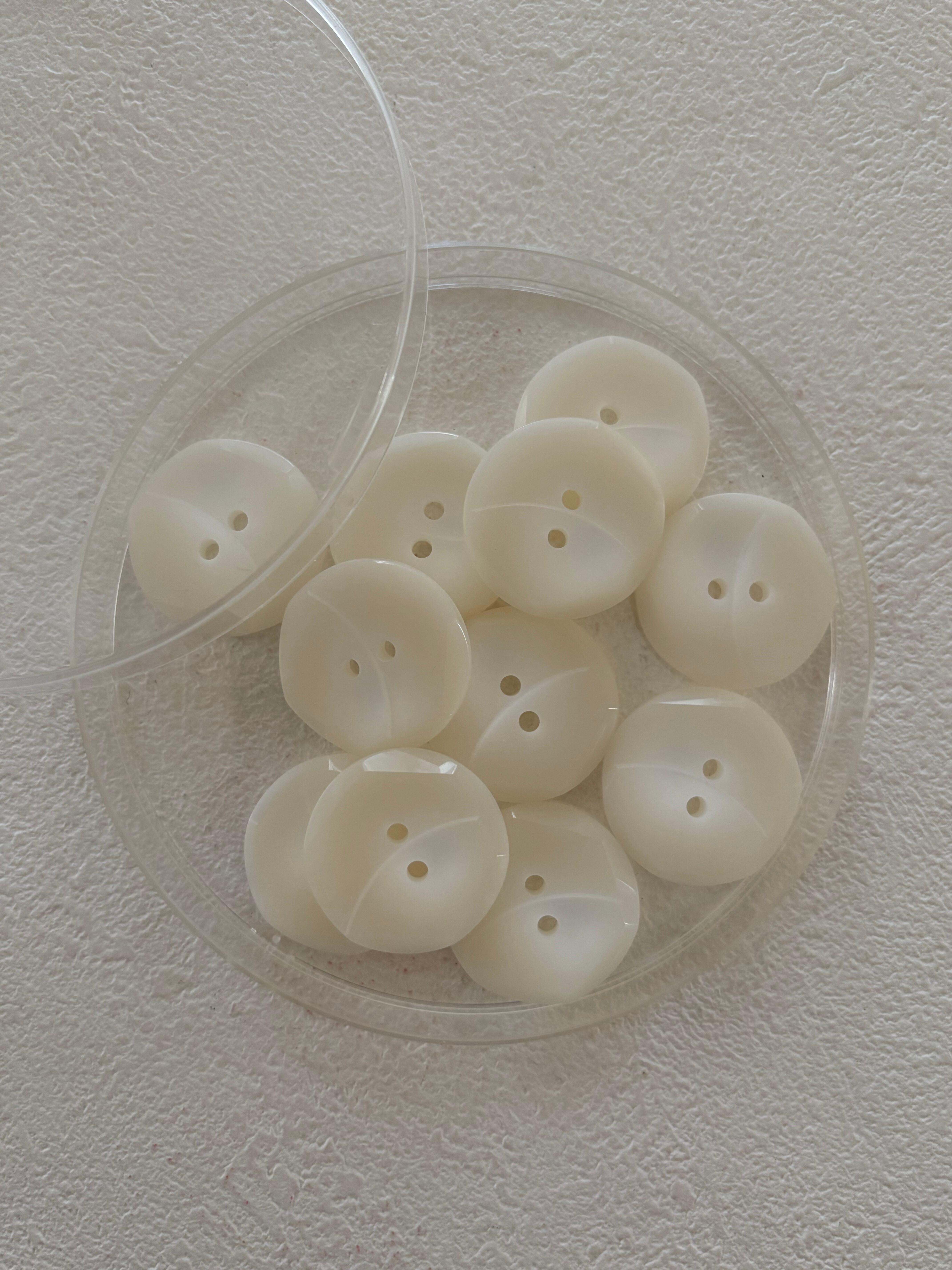 Japanese Vintage ボタン オフホワイト 22mm 六角形 2個セット レトロ アクセサリーパーツ 二つ穴