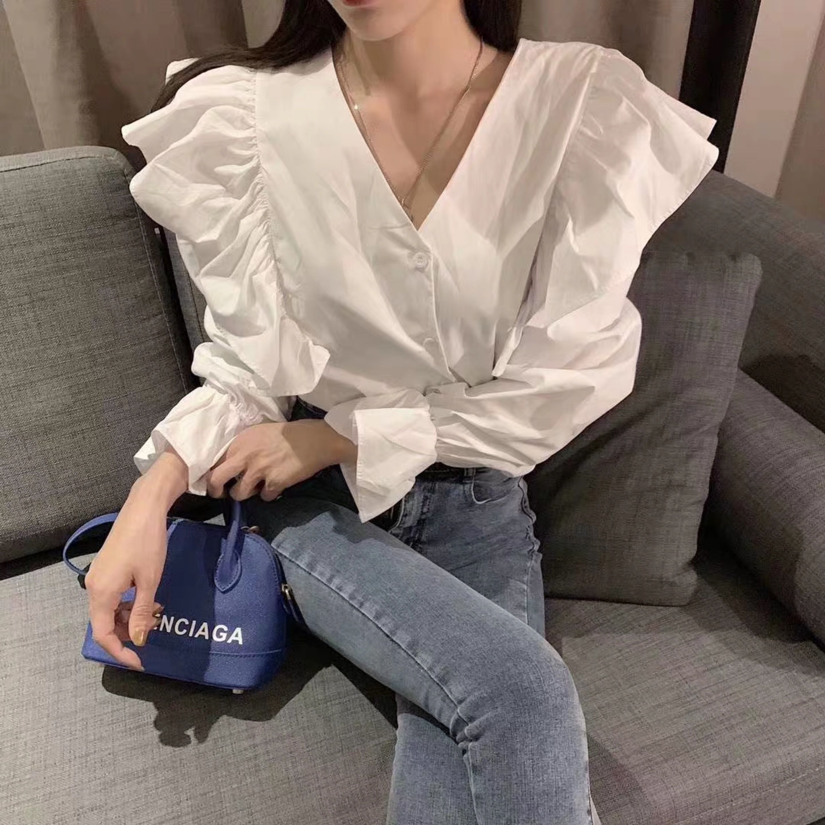 ◆即納◆Vneck big frill tops(ご注文から1-4営業日でお届け)