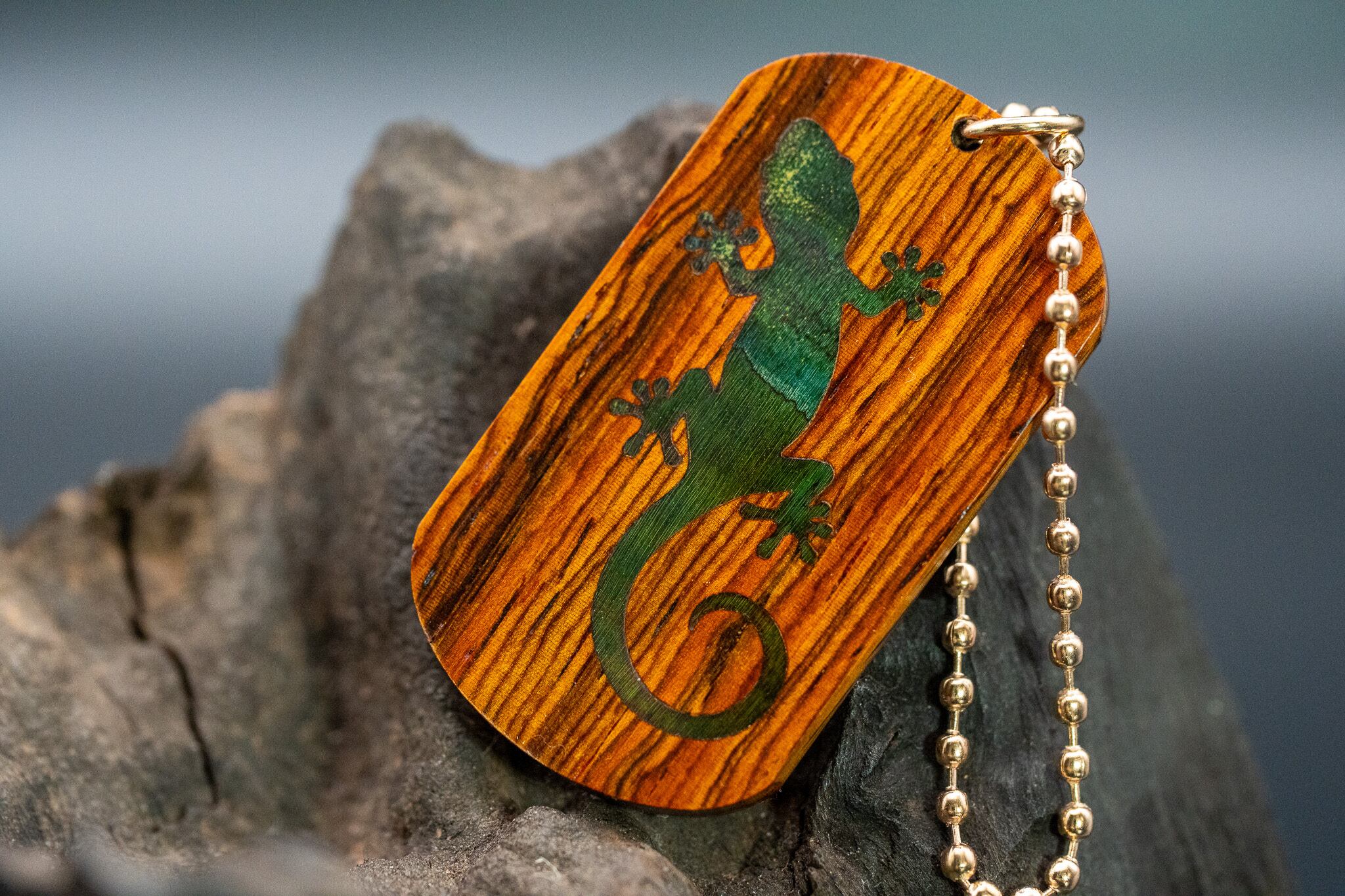 【 エスニックなローズウッド 】ココボロ ドッグタグ 象嵌 木登りトカゲ