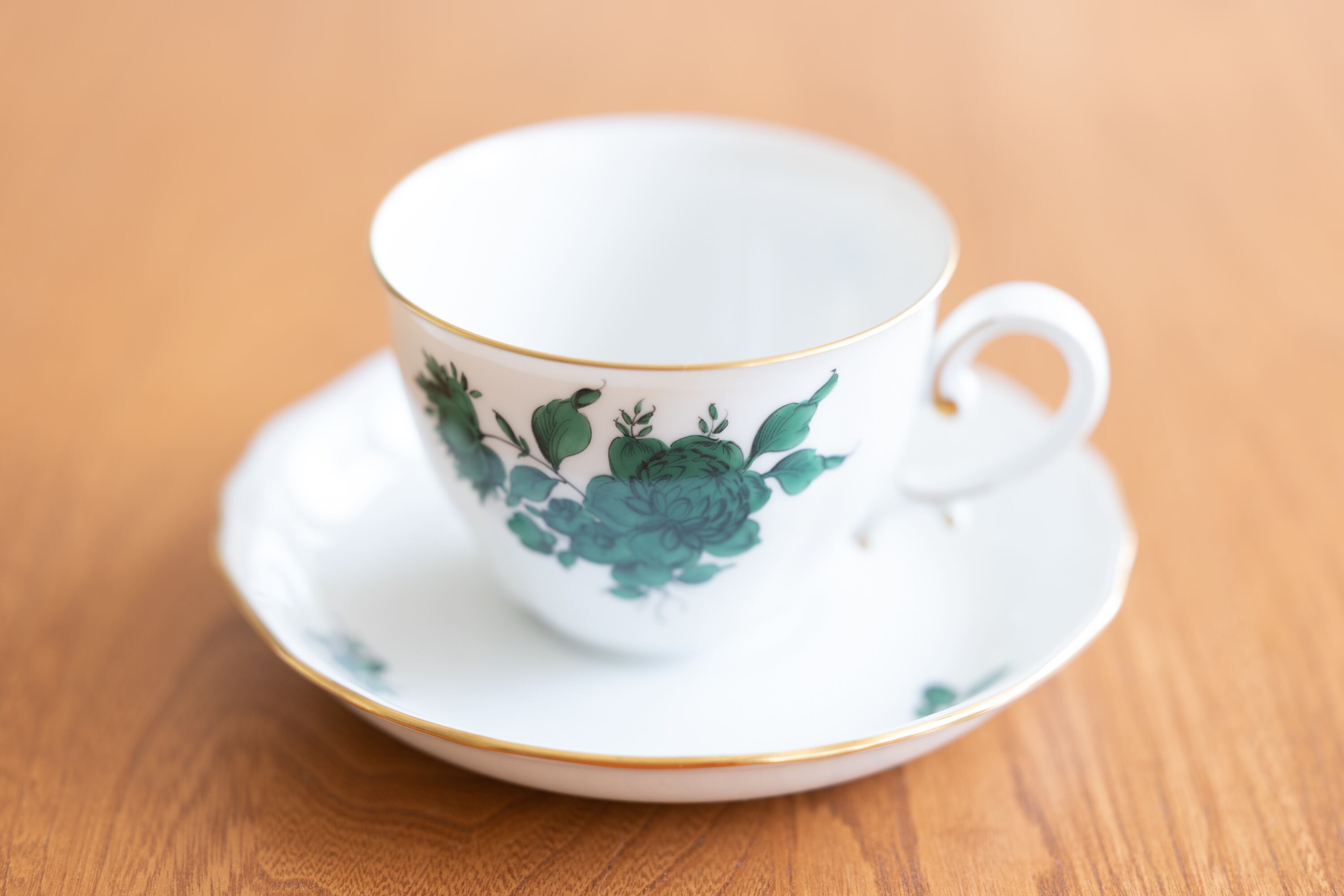 オーストリア アウガルテン マリアテレジア パターン カップアンドソーサー 現在4セットあります。3/4