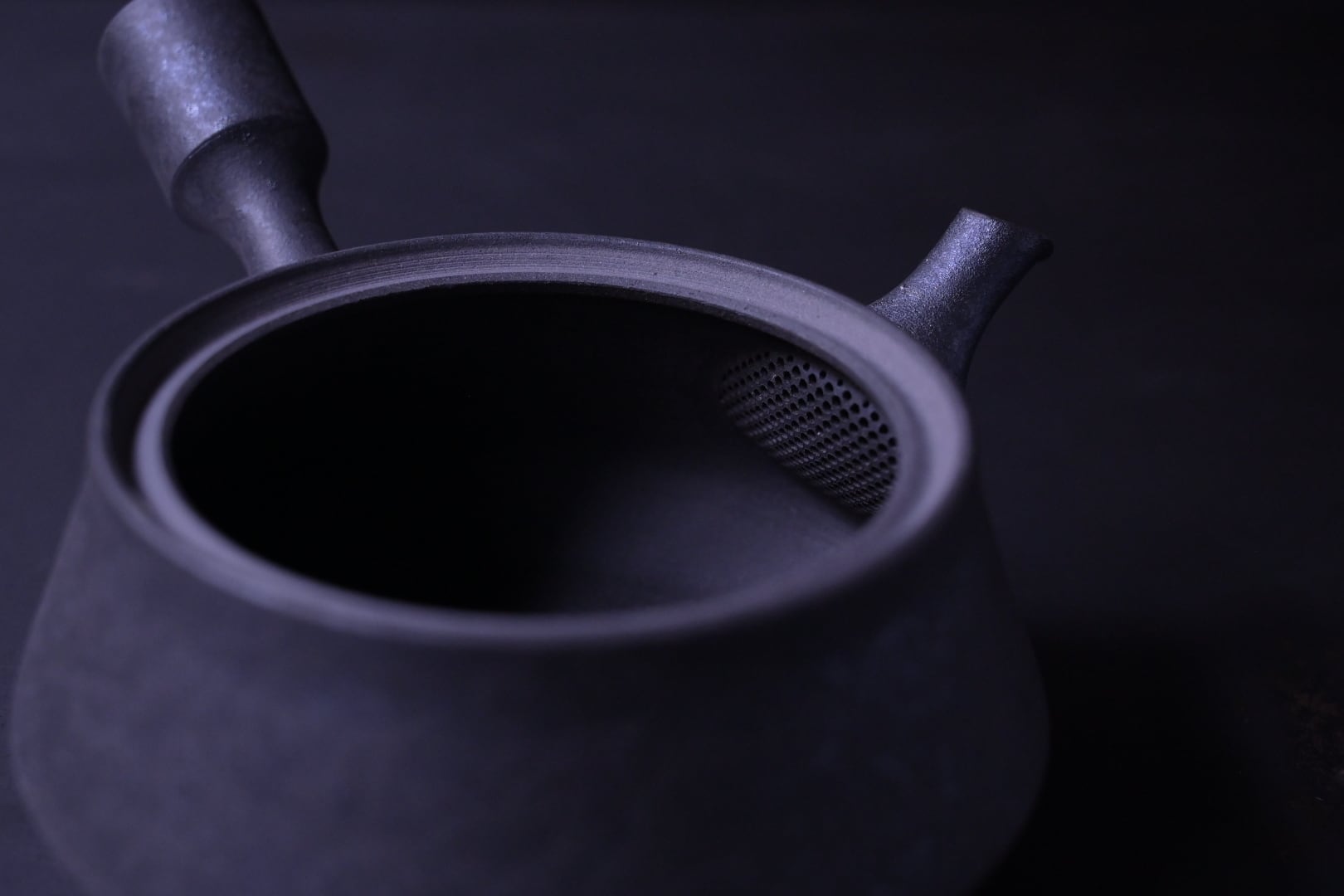 藤田徳太 鉄釉平三角急須 | 鎌倉倶楽部 茶寮