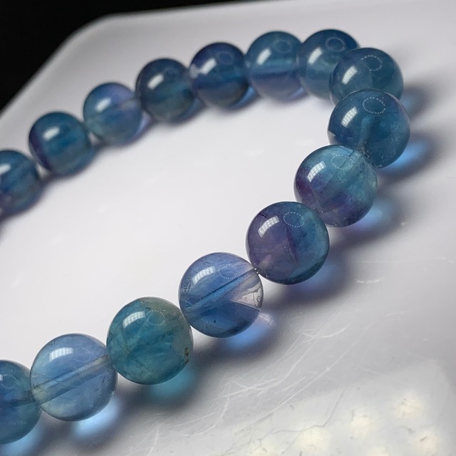 2.可愛いスカイブルーの色合い♪グラデーションフローライトブレスレット
