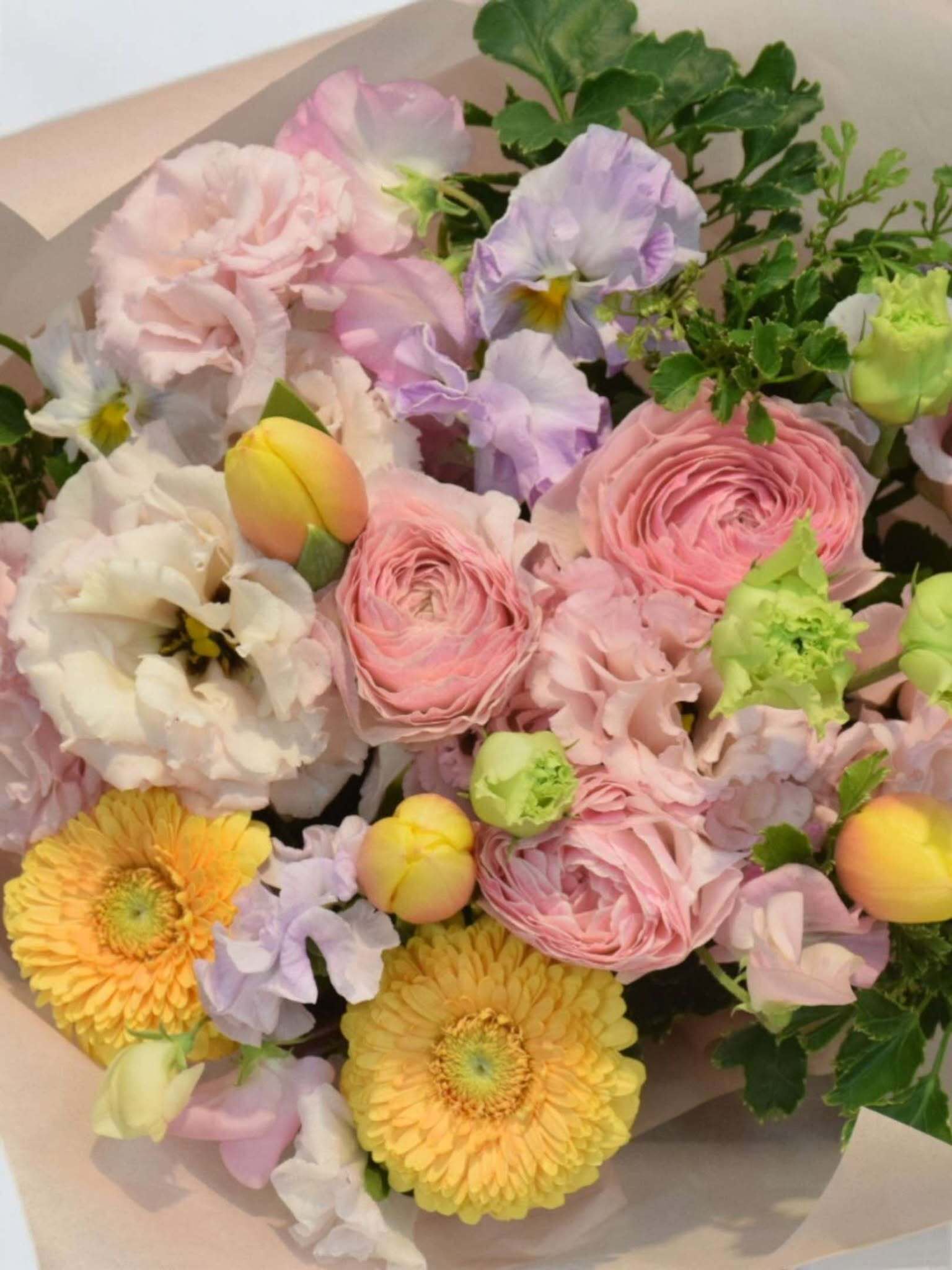 ピンク＆アプリコット系の花束（7,700円） | 有花園 ONLINE SHOP