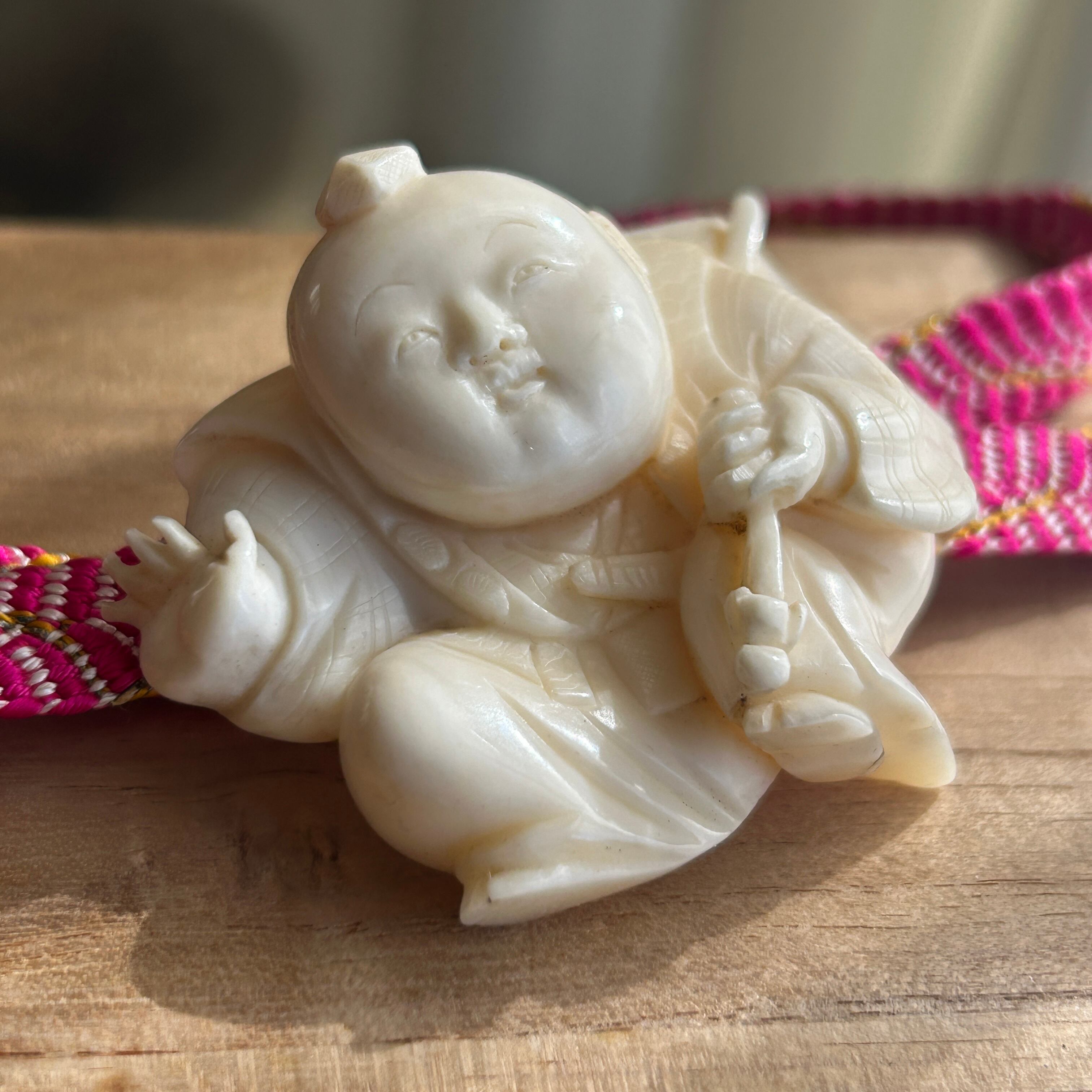 アンティーク　マッコウ鯨歯　なんだか福々しい中間の帯留め