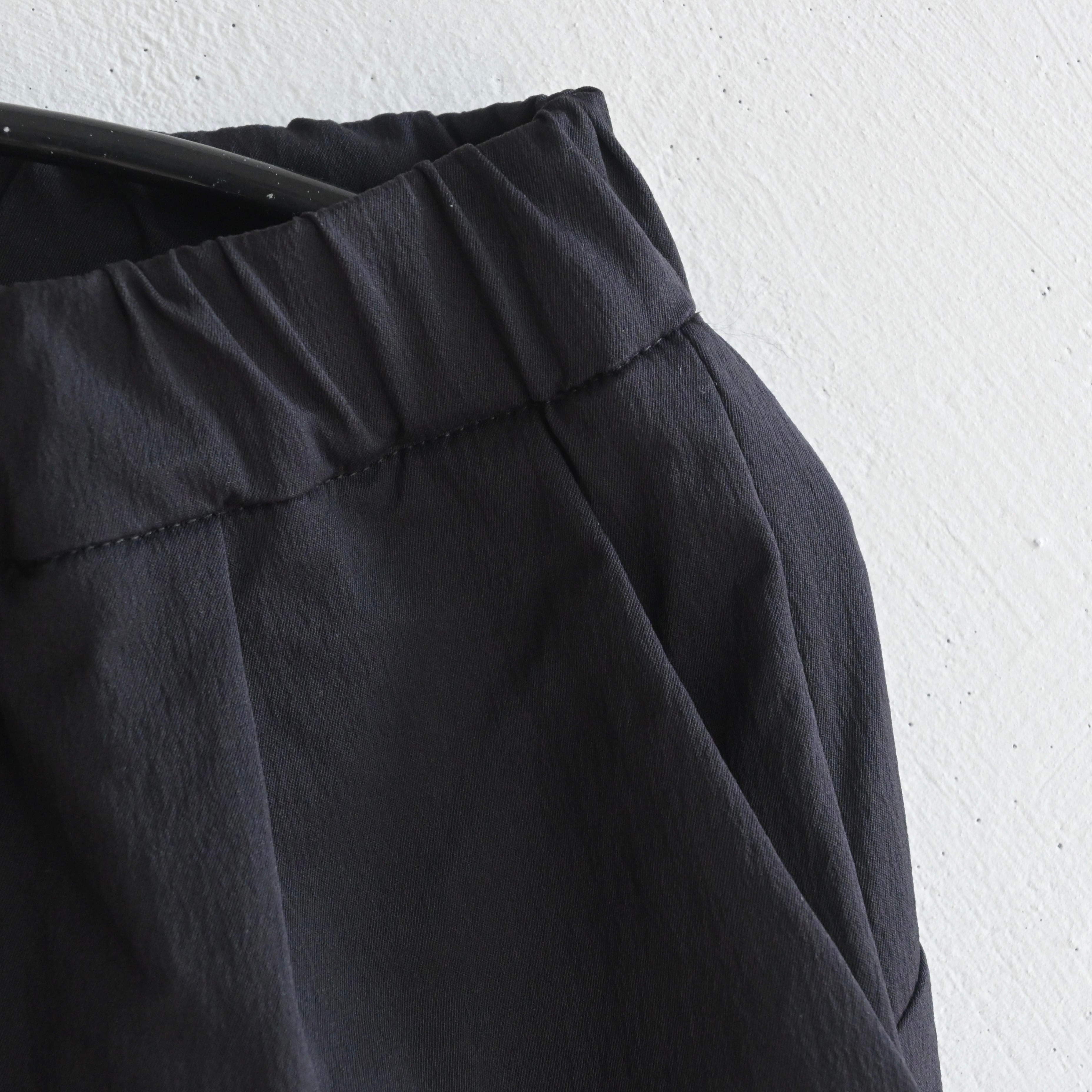 MOUNTEN. 2024SS》Re-nylon gaba 1tuck pants / black | cirkel mote