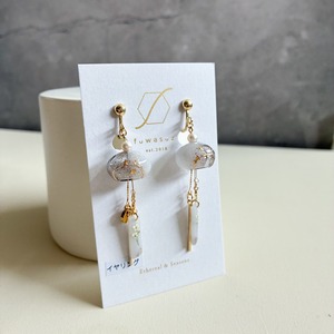 風鈴 耳元で揺れる涼し気なピアス、イヤリング