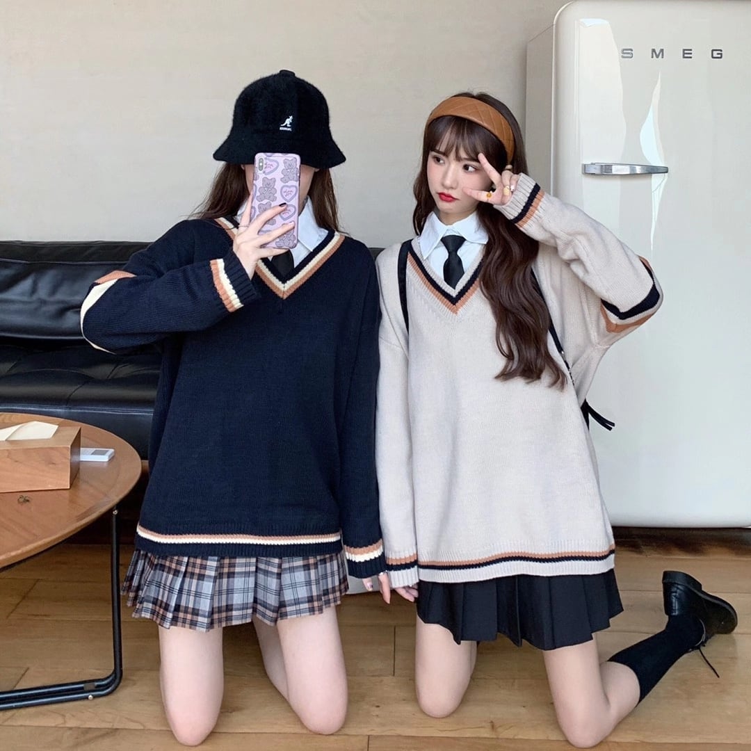 スクールカーデ風　Vネックラインニット　AJ11013-A010