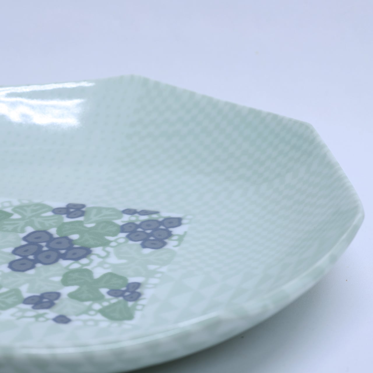 彩磁練上 地紋ぶどう 八角大皿30cm 草場奈美子 作 艸窯（有田焼） | に