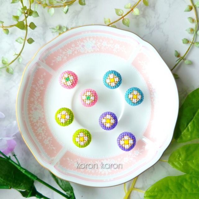 小花(ホワイト)　全4色〚ピアスorノンホールピアス〛