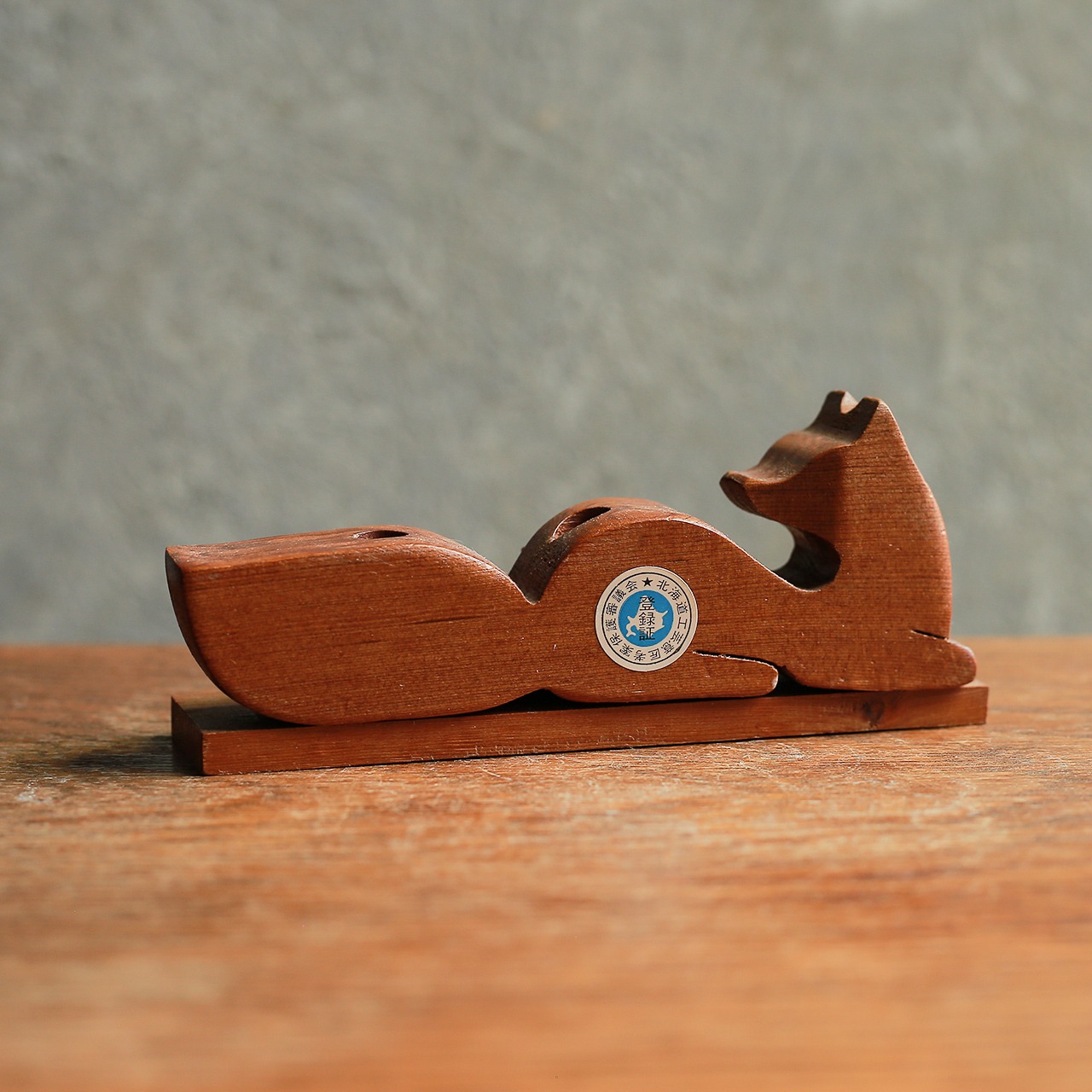 ペン立てになる、味わい深い木彫りのキタキツネ
