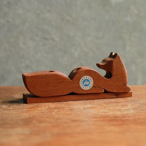 ペン立てになる、味わい深い木彫りのキタキツネ