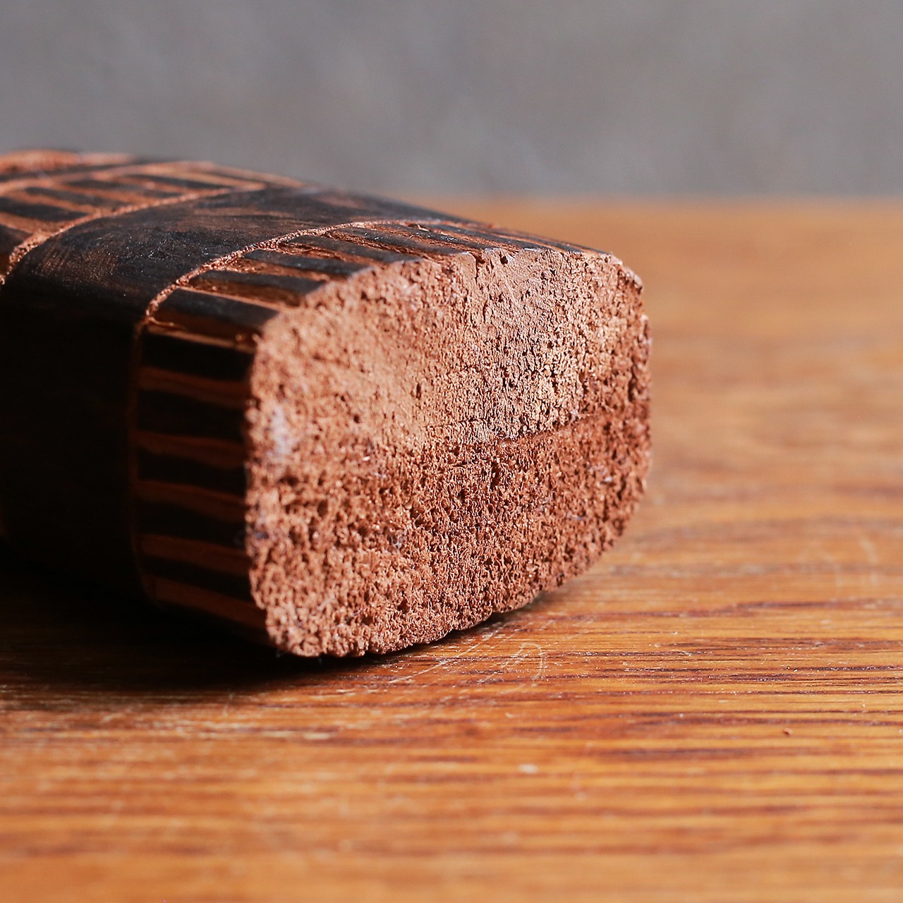 プリミティブな模様が素敵な、木のボトル