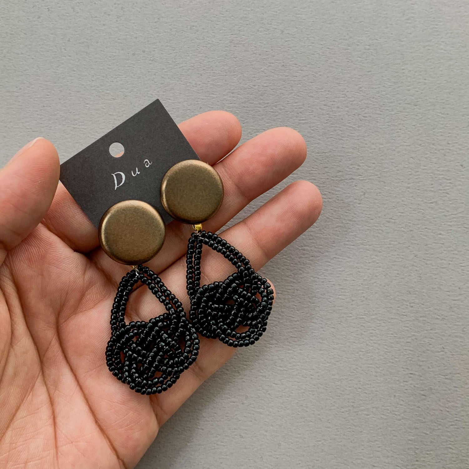 ゴールドボタンとオリジナル水引風ビーズチャームの〈ピアス