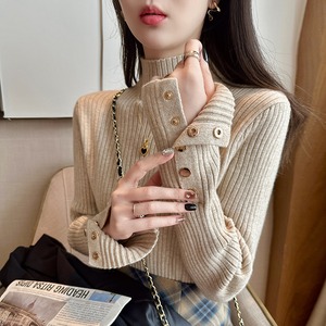 1枚でもインナーでも着回し抜群のアイテム。 程よいフィット感が女性らしい綺麗なボディラインを演出してくれます。