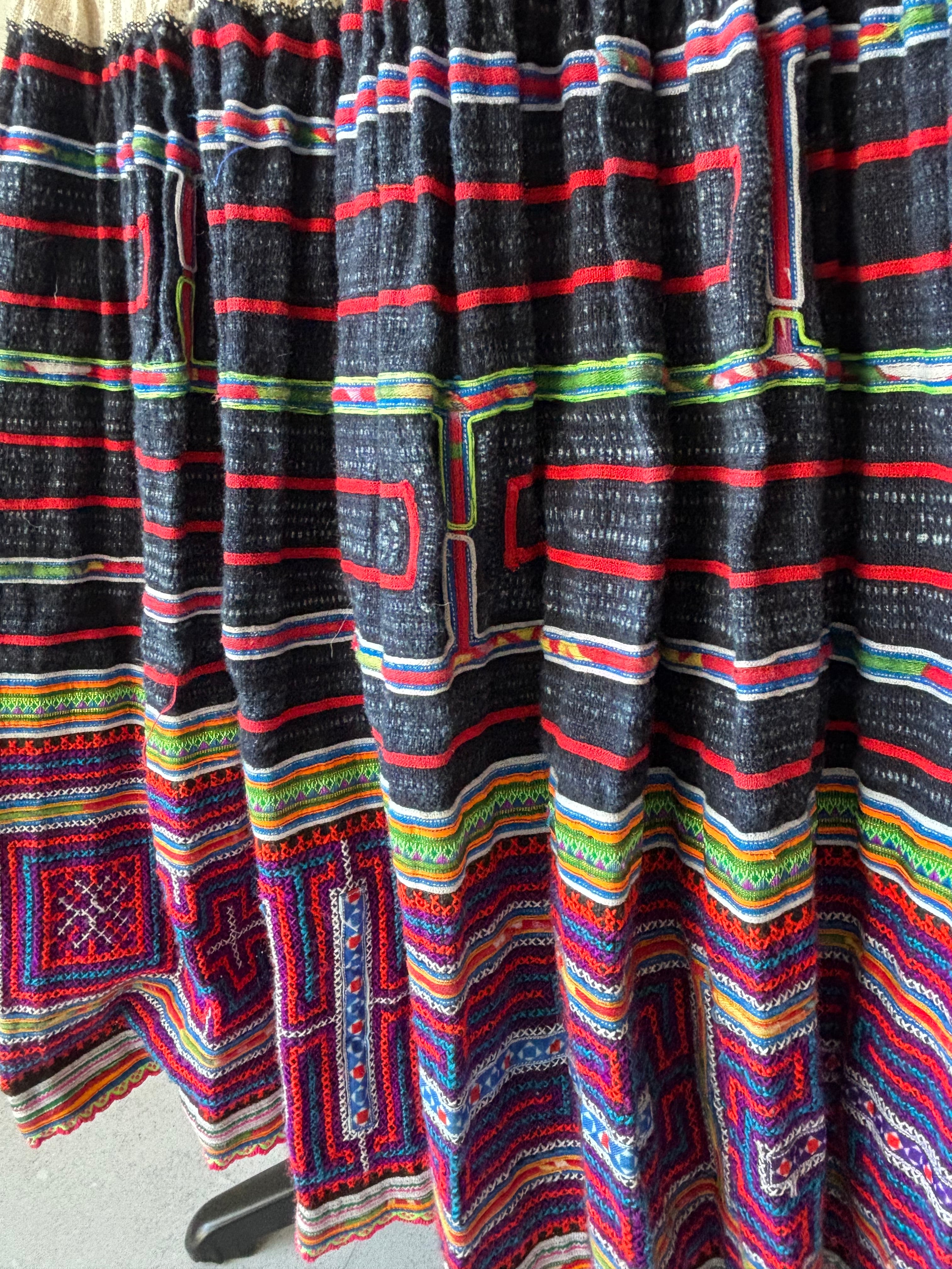 エスニック　モン族スカート　パッチワーク　手織り麻　モン族手刺繍　ロウケツ染め2 モン族スカート 手刺繍 037 ロング bamiオリジナルパターン