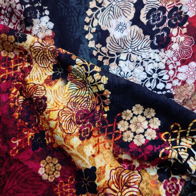 桜蝶紋様　雪輪　紅　両面プリント華やかタオル