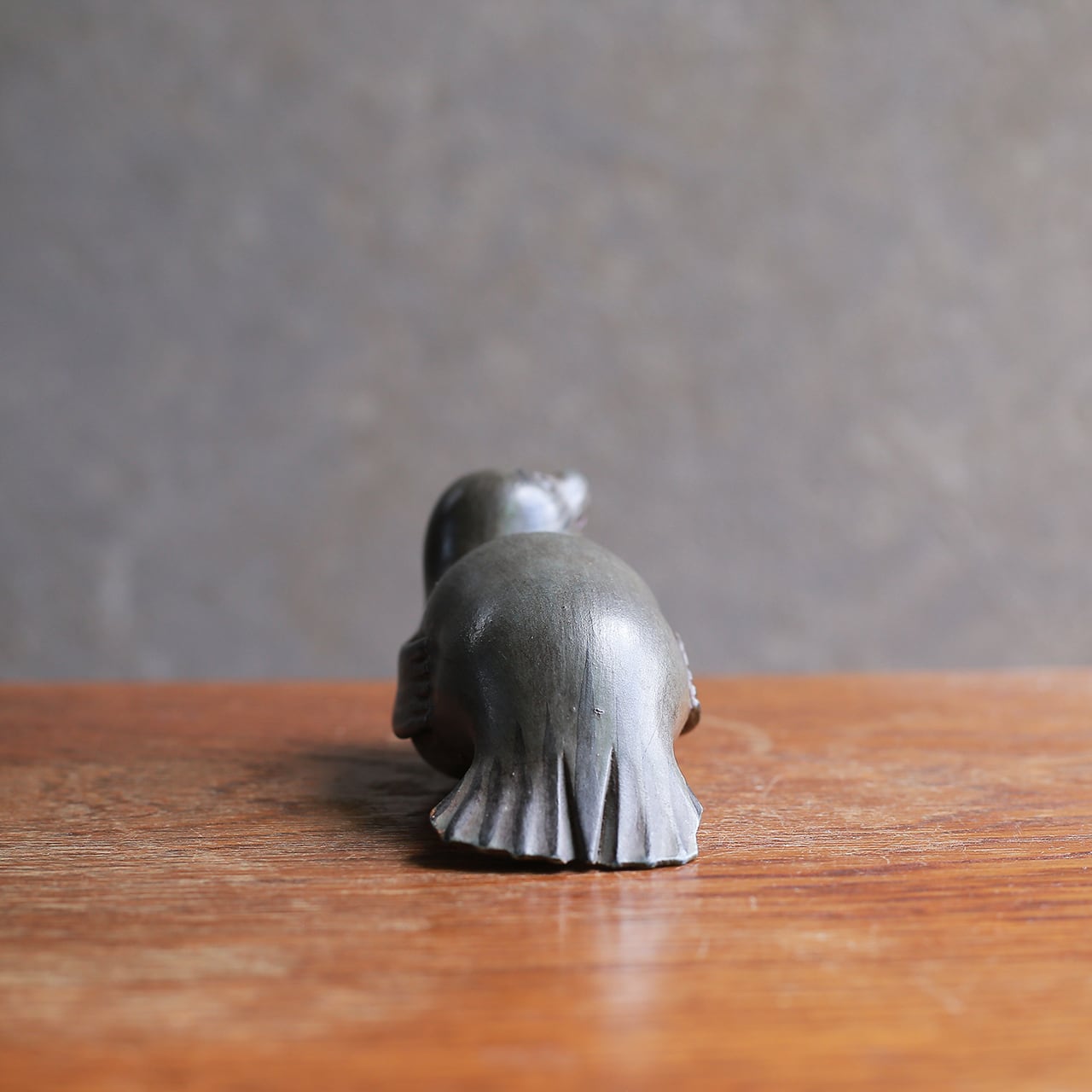 遠くを見つめて微笑む、木彫りのアザラシ 1 | 木と、輝と。| 一点もの