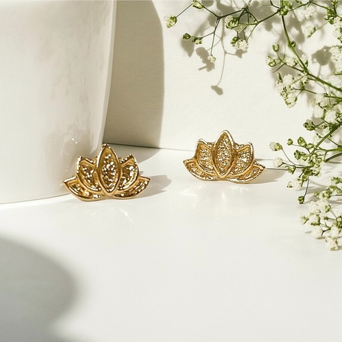 【 蓮の花 ゴールド ピアス 】両耳用 睡蓮 蓮 神聖 花 モチーフ シリコンキャッチ アクセサリー ジュエリー ファッション 小物 プレゼント ギフト ご褒美 自分用 普段使い 通学 通勤 旅行 パーティー イベント デート ディナー シンプル おしゃれ かわいい