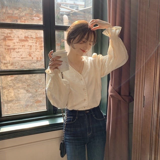 トップス レディース 送料無料 ブラウス シャツ パールボタン Vネック カシュクール フリル 長袖 総レース  襟なし シフォン 花柄 レース シアー シースルー ポリエステル ホワイト 白 ピンク アプリコット 単色 キャンディースリーブ こなれ感 抜け感 ガーリー かわいい 可愛い 通気性 キュート 上品 エレガント きれいめ ラブリー 女の子 お洒落 おしゃれ 春 春服 夏 夏服 10代 20代 デート おでかけ モテ 女子会 普段使い 着回し 重ね着 定番 2021 韓国 韓国系 オルチャン