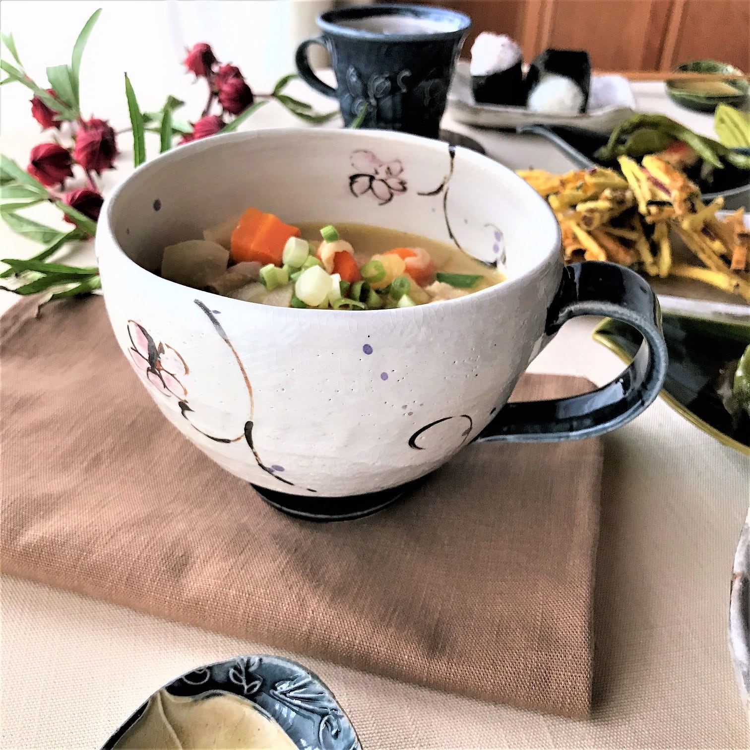 大きなマグカップ 藍小花唐草 スープ丼 | 武山窯の美味しいうつわ
