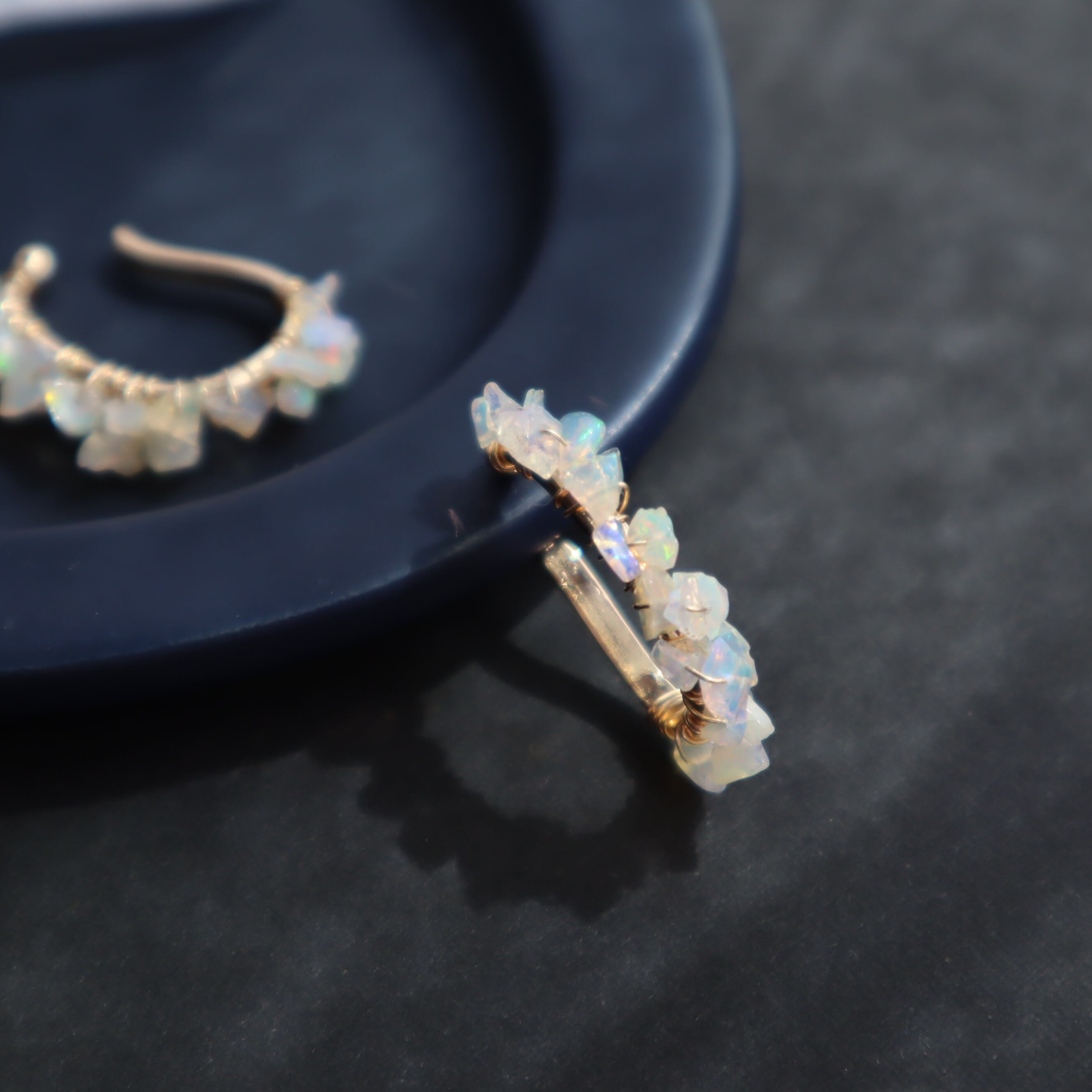 ｛イヤーカフ｝ 14kgf/line earcuff エチオピア産 プレシャスオパール(片耳）