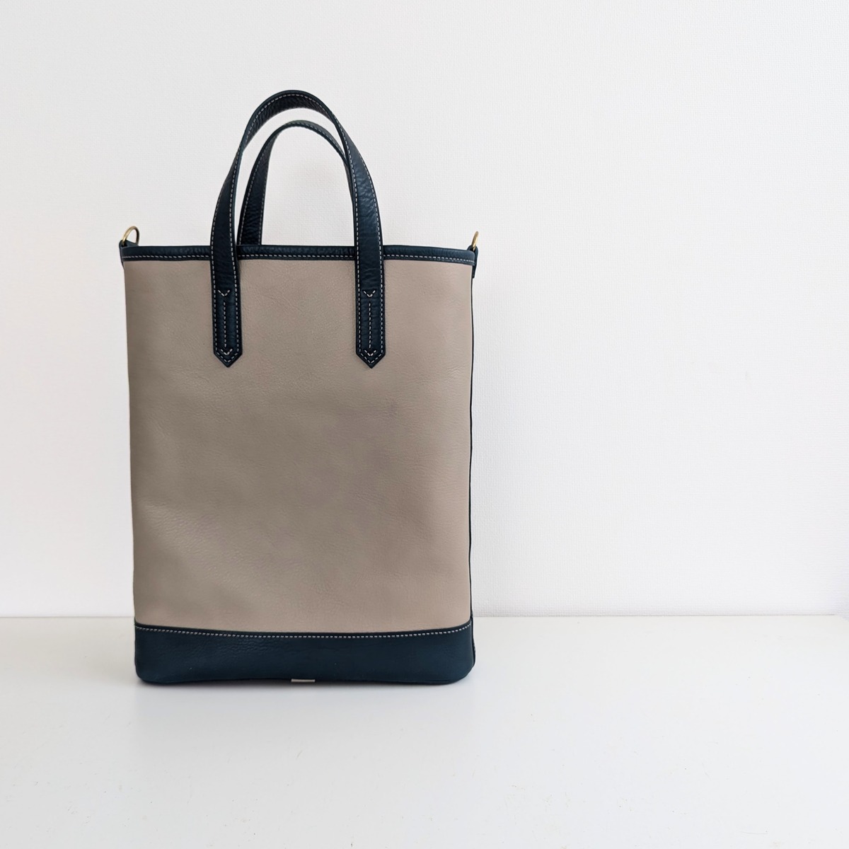 バイカラーのトートバッグ：縦型（ブルー×グレー） | mikiri leather 