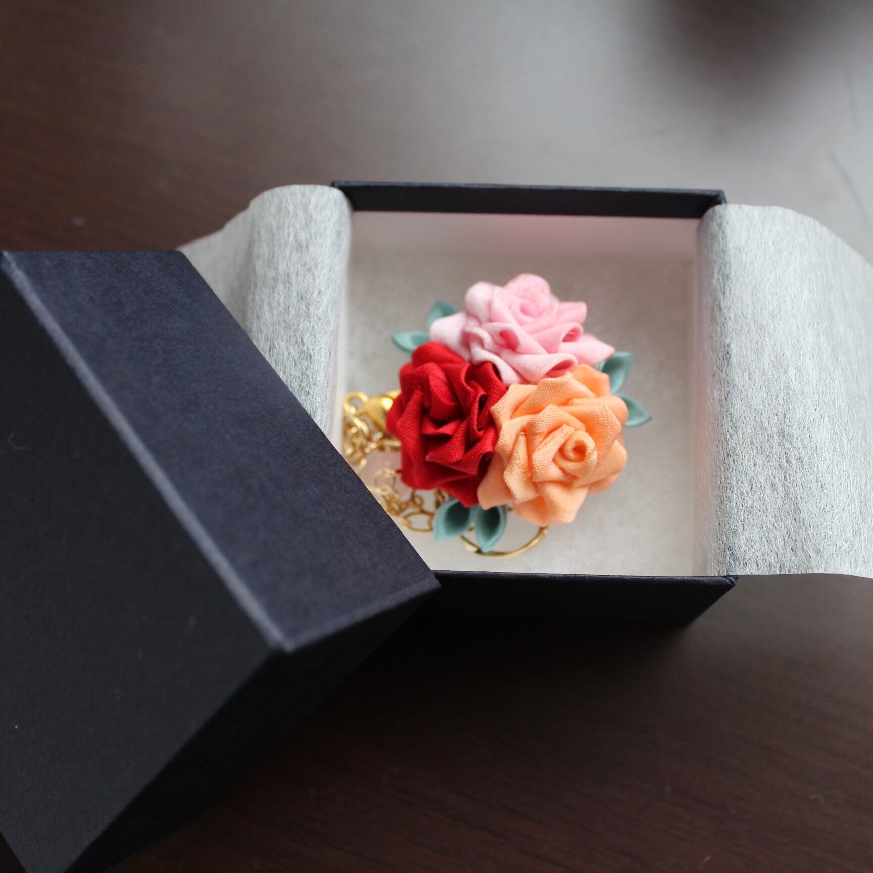 薔薇のバッグチャーム │ 帯留め │ コサージュ │ ブローチ │ ヘア