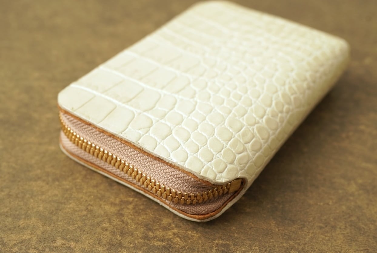 NAGI round zip wallet MID クロコ型押し リパリ ホワイト | una