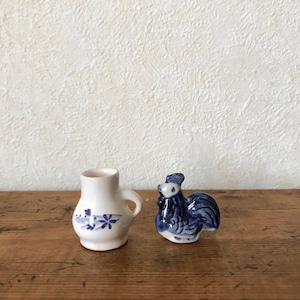 青い陶器と青いニワトリ